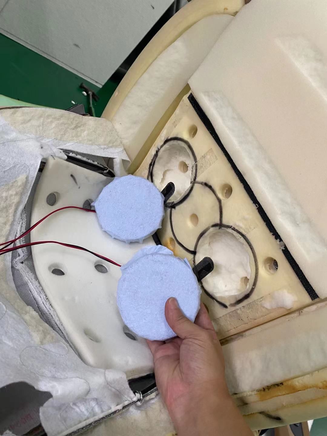 拆機(jī)后我們在座椅的A面加裝了體驗(yàn)音樂核心律動部件，換能器。