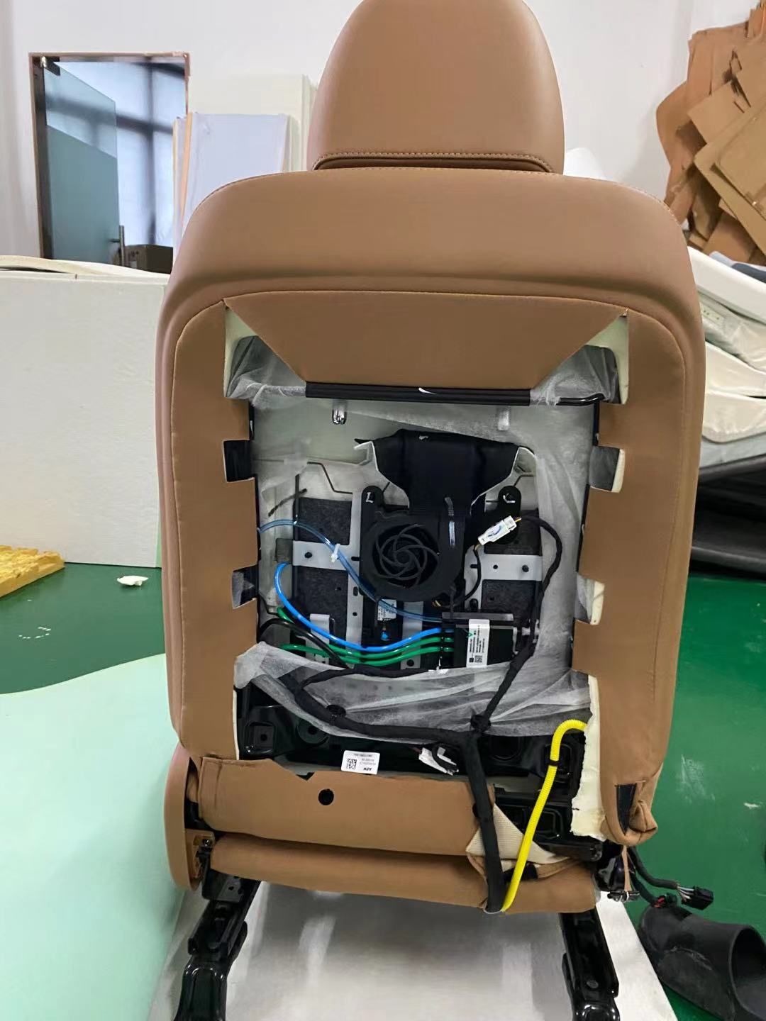 同樣在背部也加裝了換能器。